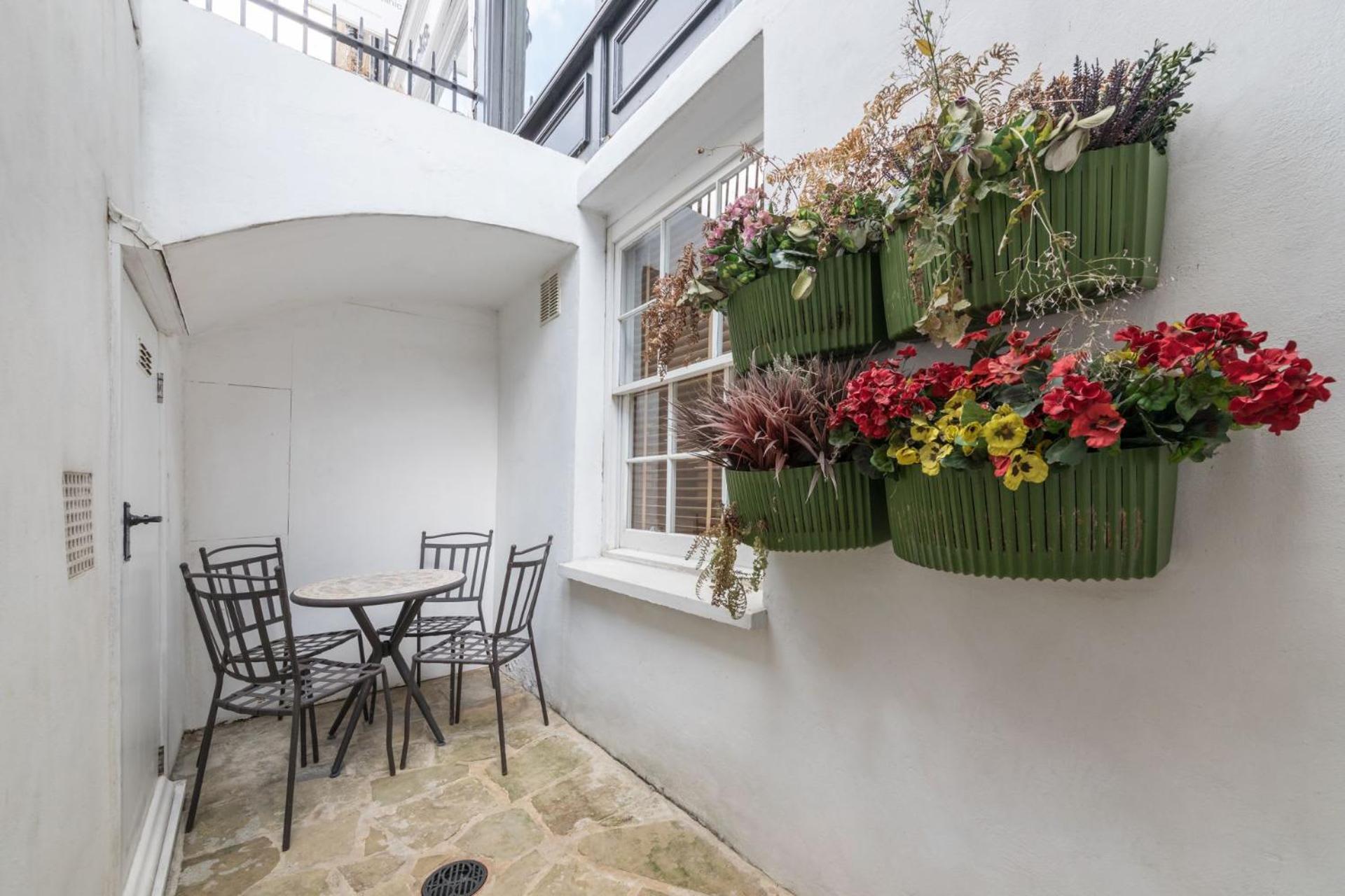 Home For All - Fitzrovia - By Frankie Says Лондон Екстер'єр фото
